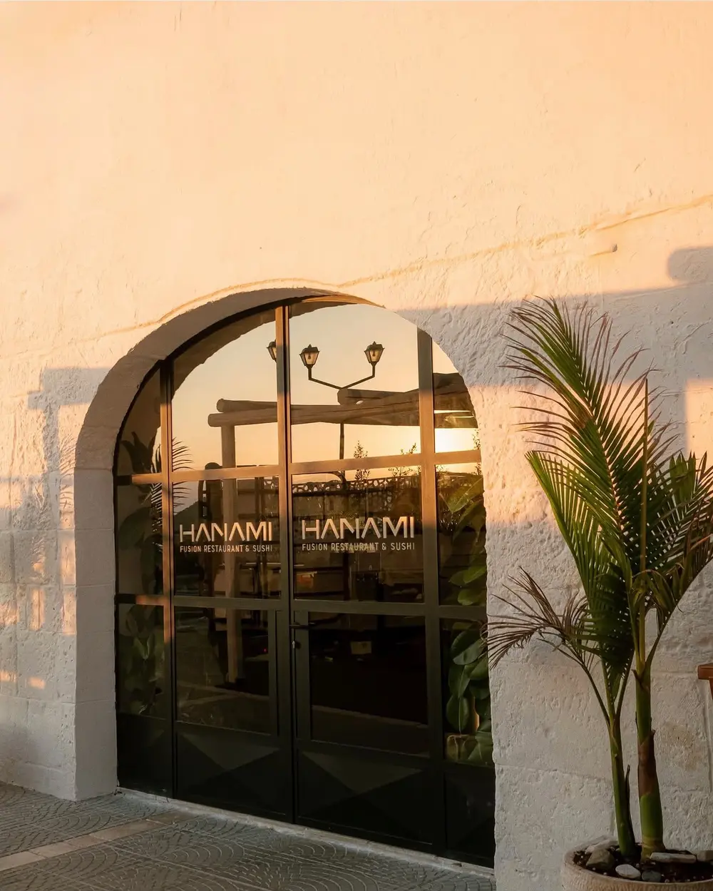 Ingresso di Hanami Ostuni al tramonto