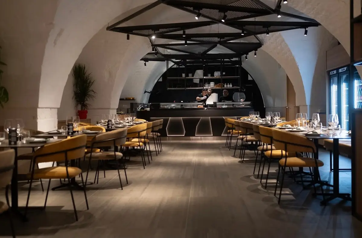 La sala di Hanami Ostuni sotto le volte in pietra