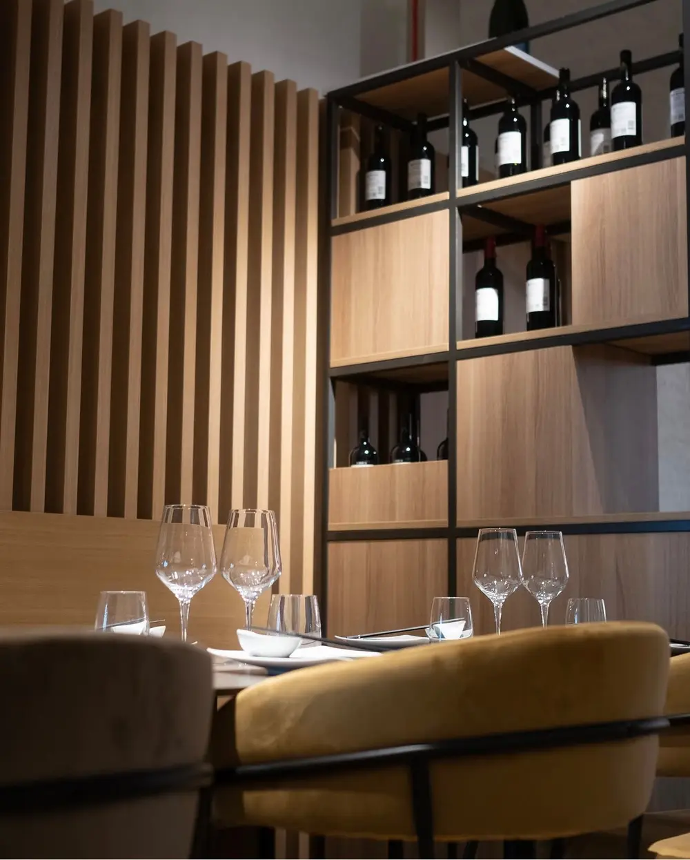 Tavolo apparecchiato, rovere e velluto senape